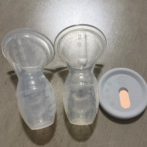 (2) Silicone Haakaa and one cover